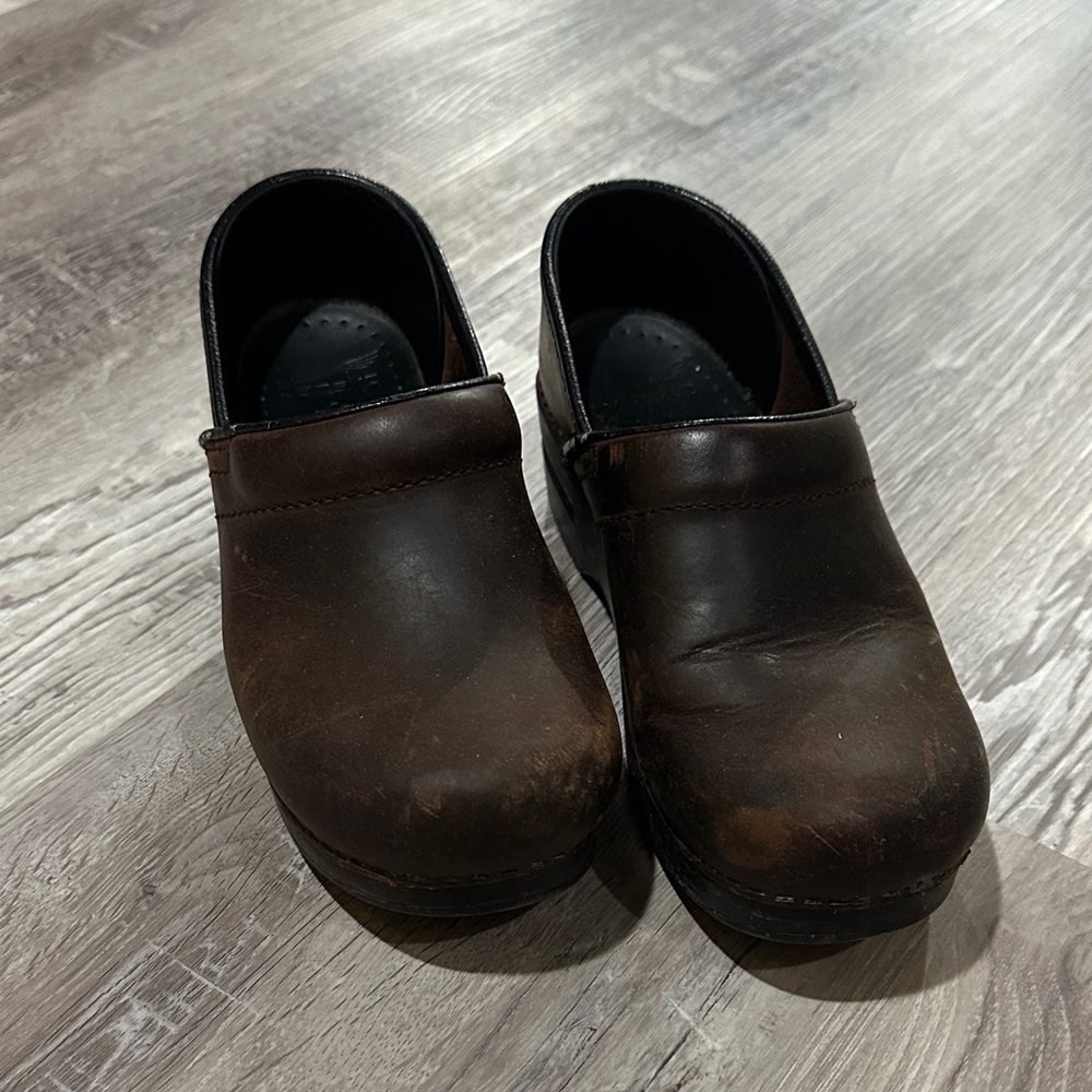 Dansko Women’s Dark Brown Leather clogs